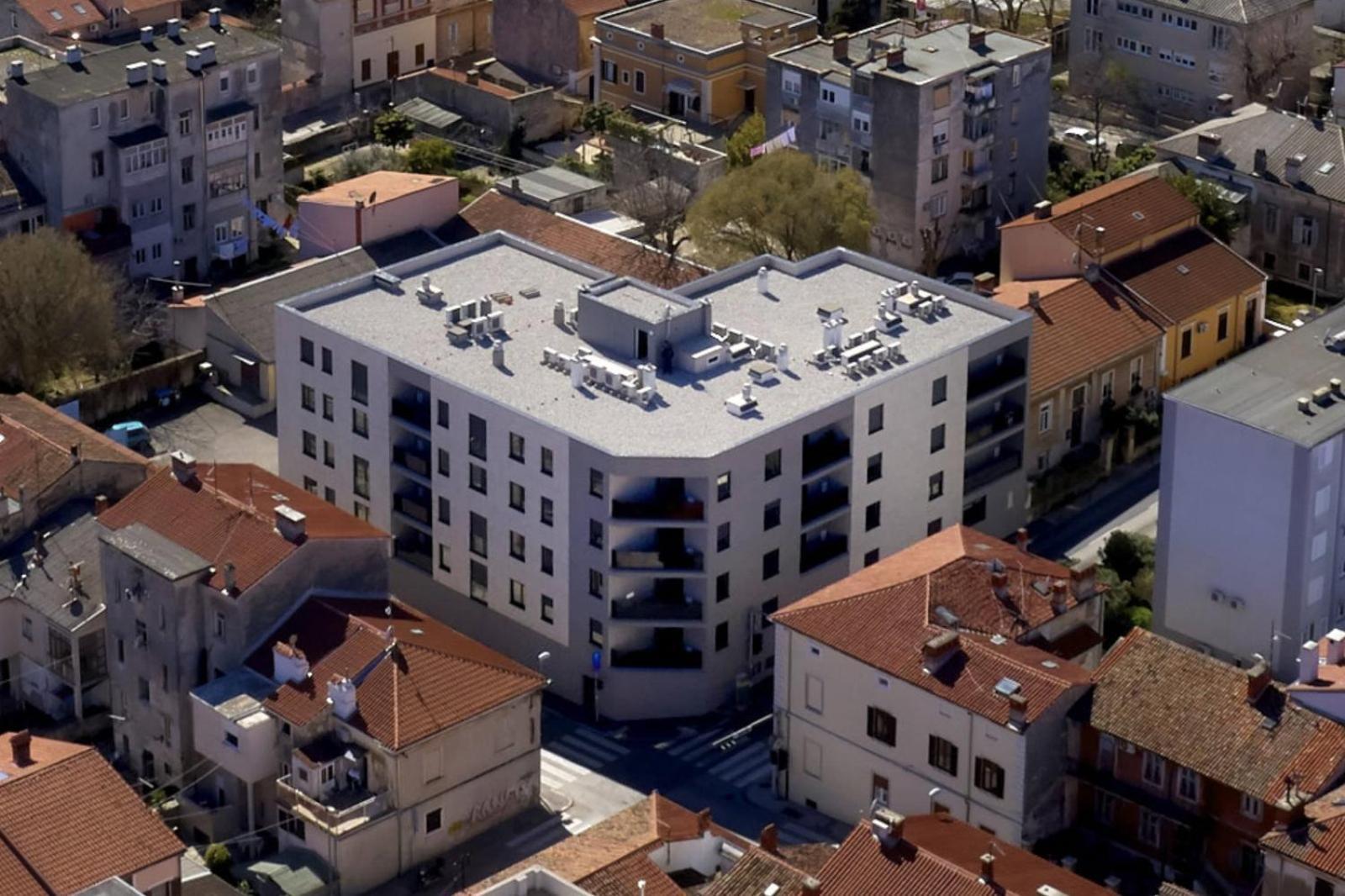 You & Me Pula With Garage Parking Buitenkant foto